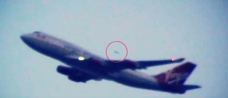 Video: UFO Overtaking Virgin Atlantic Plane At JFK